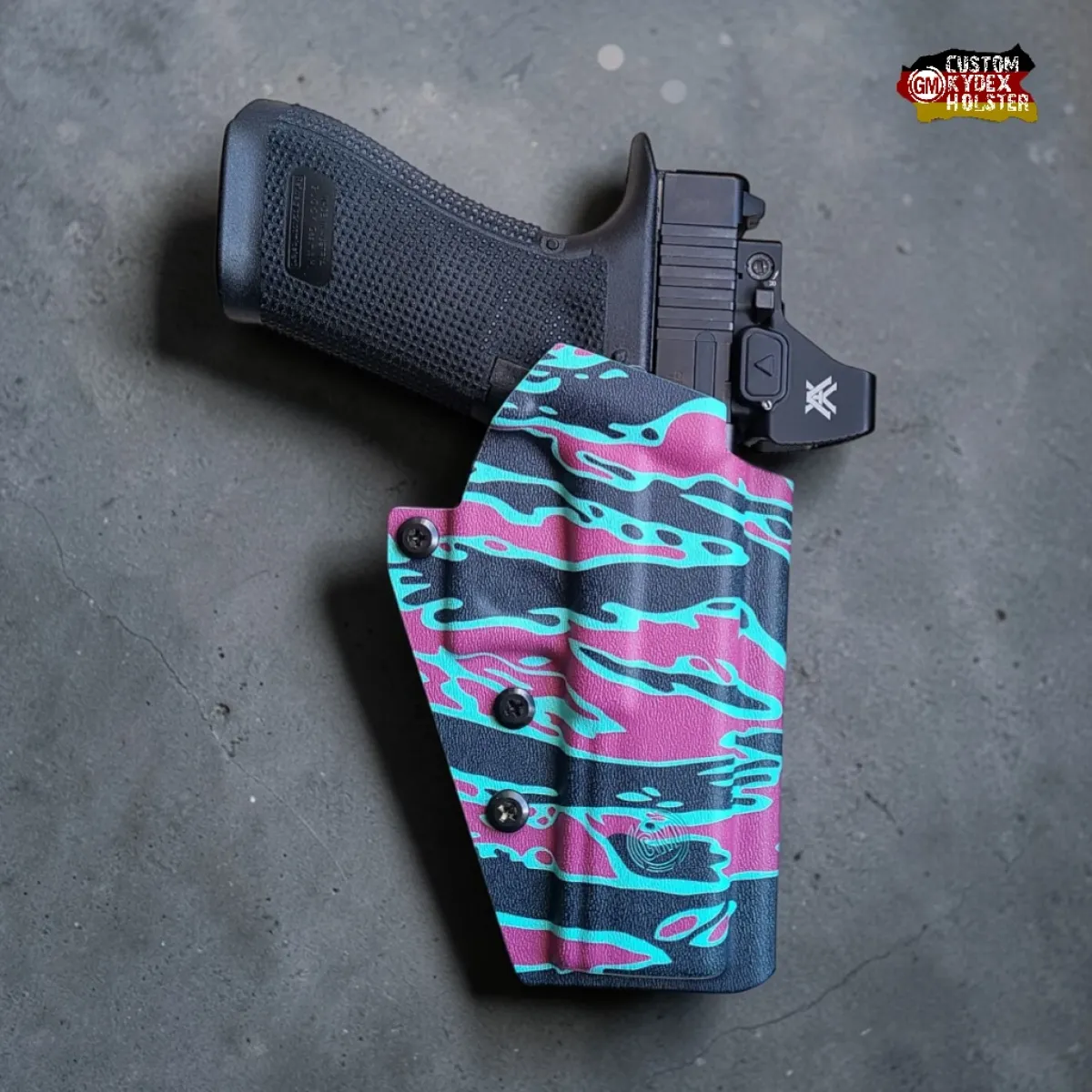 Exklusives GM ALPHA OWB Kydex Holster für Glock 17 im Tigerstripe Karibik Design – Optic Ready, hier für Vortex Defender.